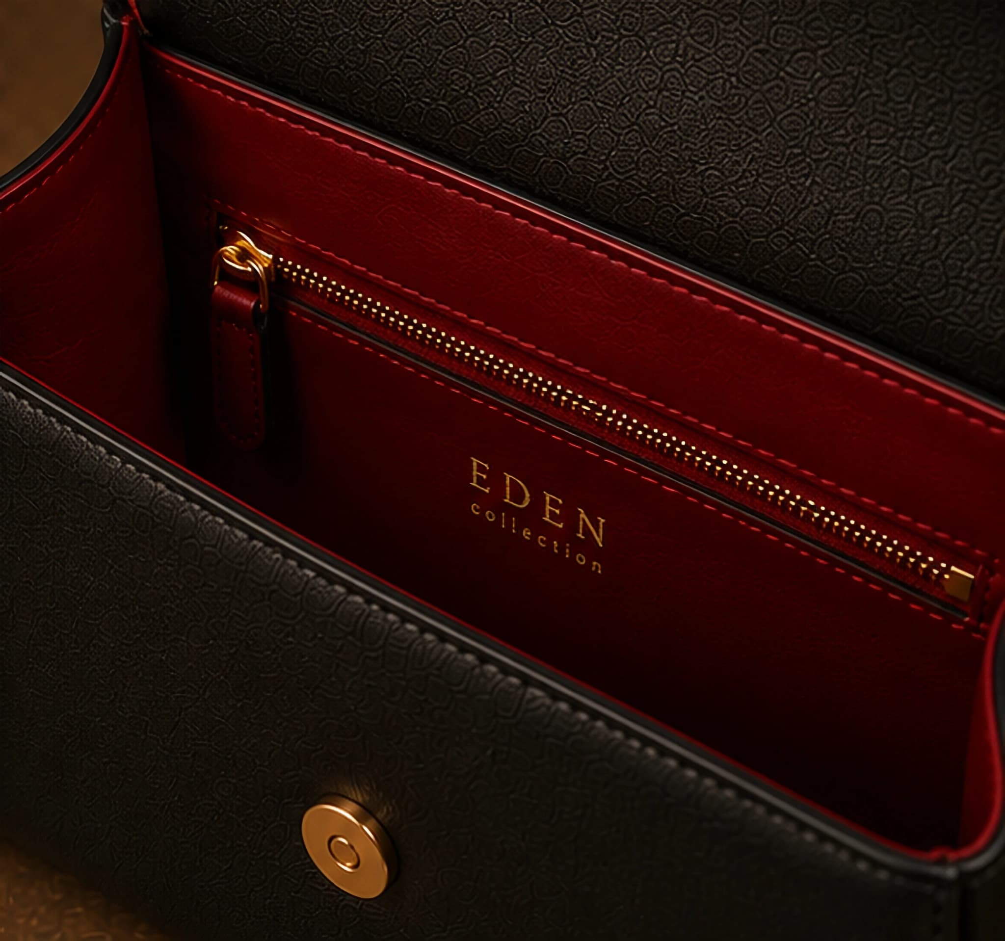 Interno del bauletto nero con fodera rossa e la scritta EDEN collection impressa in oro